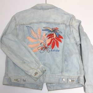 Levi’s Women’s Light wash Embroidered Trucker Jacket Size M